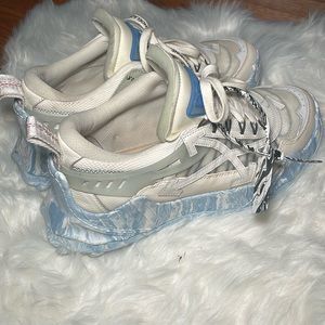 Oddesy 1000 Off-White Men’s size 11.